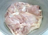 鶏もも肉の水分をペーパーで取り、ボールに入れて下味の塩コミョウをふり、手でもみ込みます。