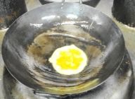 フライパンに少量のサラダ油を入れ強火で10秒位温める。溶き卵を一気に入れあまり混ぜないようにしてオムレツの様に焼く。これを一度取り出しておく。