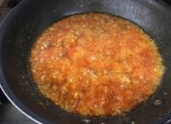 火にかけてトマトをつぶすように炒める。仕上げの鶏ガラスープを加えて煮詰める。