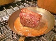 〈下準備・焼き〉
猪肉に少し多めに塩コショウをかけ、1時間ほど置く。
フライパンにバターを入れ焼き目を付ける。