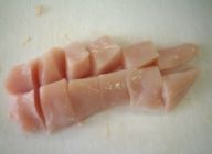 鶏ムネ肉は皮とすじを取り除き、２ｃｍ位のダイスにカットする