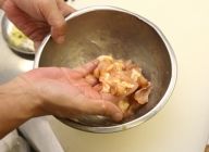 鶏モモ肉に塩、酒、醤油、卵、油、片栗粉を加え、よく揉み込んで下味をつける。