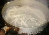 お鍋にたっぷりの水を入れ沸騰したところに五島手延べうどんを
200グラム入れ5分茹でる。