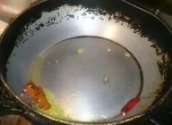 フライパンにオリーブオイルを適量入れみじん切りしたニンニクと
ドライトマト(無ければペーストのトマトソース)と鷹の爪を軽く炒める。