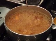 里芋とAを鍋に入れ火に(中火)かけ、沸騰したら弱火にします。