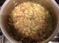 (カルボナーラソース)
鍋にオリーブオイルを敷き、ベーコン、タマネギ、ニンニクをしんなりするまで弱火で炒める。