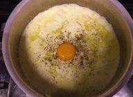 step1に生クリーム、塩、黒こしょうを加え軽く煮込み、火を止めてから卵黄を加えよく混ぜ合わせる。