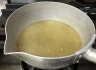 スープを作る。すべての材料を加えて温める。