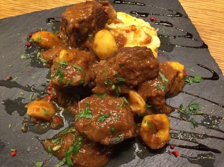 猪もも肉と栗の赤ワイン煮込み