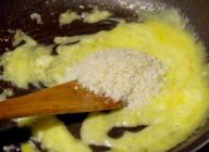 【タルタル用】玉ねぎ、にんにくを米油で炒め、通常の1/3量のお湯で溶いたコーンスープ、チーズを溶かし入れ、パン粉を混ぜ込みます。
