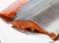 【三陸産養殖銀鮭（フィレ）】東京大学を中心とした「東北サケマス類養殖事業イノベーションプロジェクトチーム」技術によりからだにもうれしい銀鮭に育てています。
