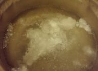 茹で上がったらお湯を切り鍋に入れて弱火で少しずつ砂糖を加えて練り、砂糖
を加えて練りを繰り返し、手で触ってベトっとしなくなったら片栗粉をまぶしたバットに移す。
