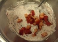 (イチゴクリーム)   ボールに生クリームとグラニュー糖を入れて生クリームを作り、イチゴの角切りとイチゴジャムを入れて混ぜて冷蔵庫で保存。