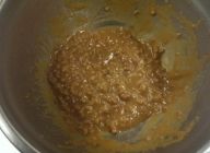 フライパンを熱しひき肉を炒め、水、粉末がらスープ、みりん、砂糖、白味噌の順に入れ、一度沸騰させごま油を入れたらボールに移して冷ましておく。