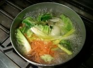 人参・玉葱の皮と身近にあるいらない野菜などを水で煮込み、野菜出汁を作る。30分位煮込み、キッチンペーパーで漉す。
