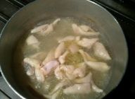漉した野菜出汁のスープに鶏肉を入れ弱火で20分位煮込む。