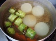 【味付け、煮込む】
Bの調理料、水、飛魚の出汁の素を鍋に入れてロールキャベツと野菜を入れて加熱します。
鍋は大きめの物を選んで具材が被るくらいに調節します。