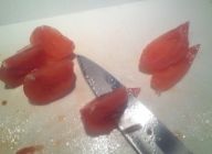 トマトは1個を6等分に切り、種の部分をへぐ。4切れはマリネ用。2切れは1cm角にカットする。