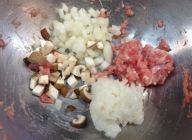 ボールに豚ミンチを入れ、餡の調味料を加えよく練ります。粘りが出たら他の材料と②のトマトのエキスを加え、軽く混ぜ合わせます。